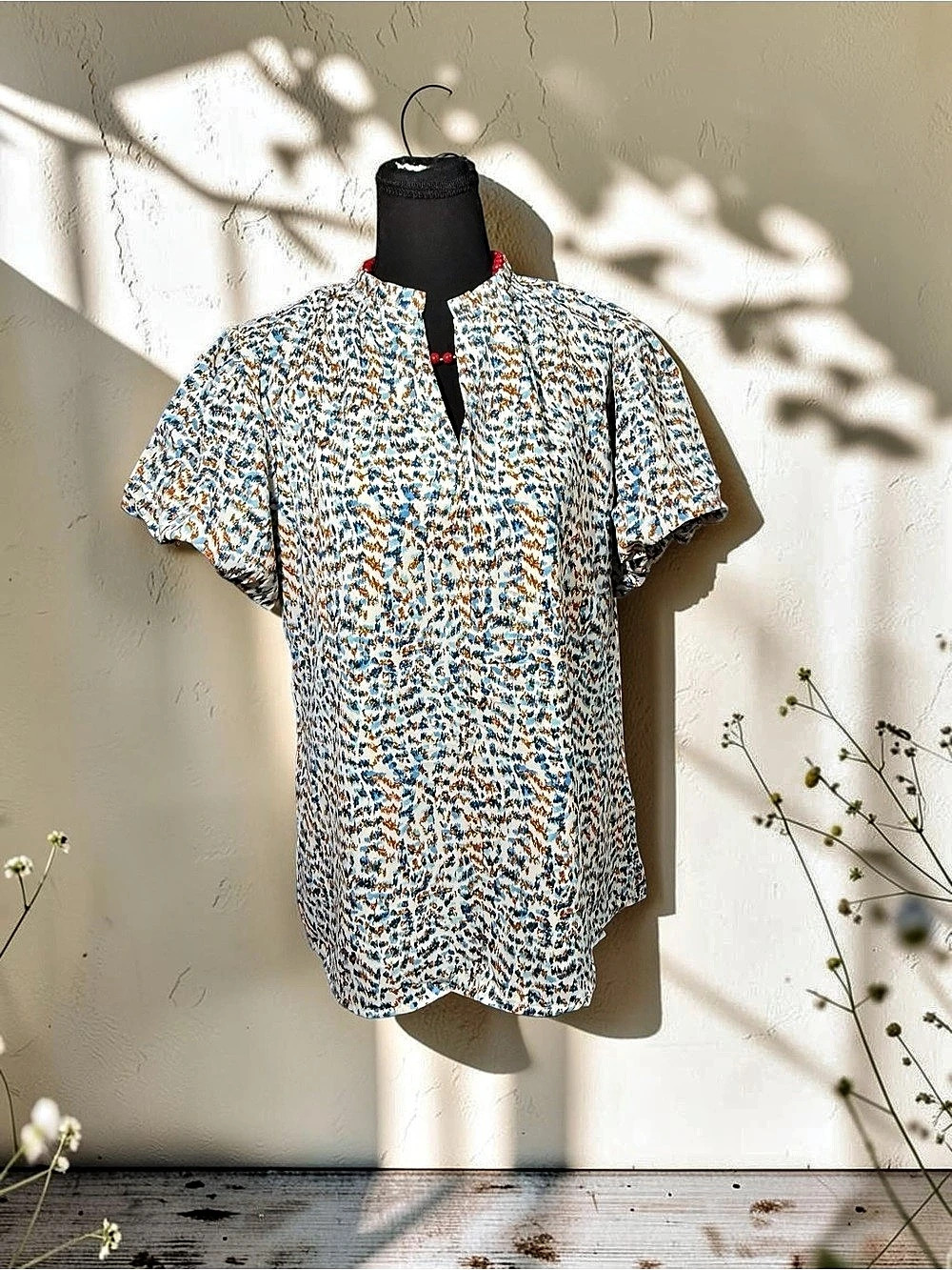 Abstract Print Blouse in White & Blue Size Large Like New